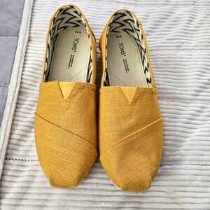 TOMS Women's Yellow Slip-On Shoes Size 9.5 Like New Condition